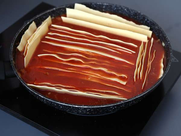 Lasaña en sartén de carne y tomate: lista en 35 minutos - Preparación paso 4