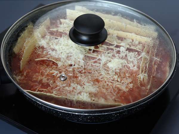 Lasaña en sartén de carne y tomate: lista en 35 minutos - Preparación paso 6