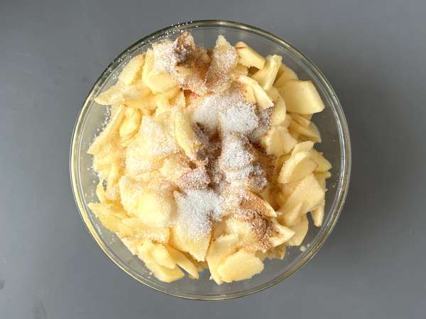 Bizcocho de manzana y canela con streusel crujiente de almendras - Preparación paso 4