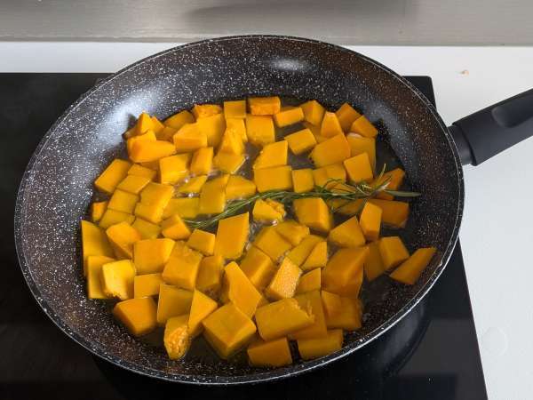 Pasta al horno con calabaza, setas y bechamel - Preparación paso 2