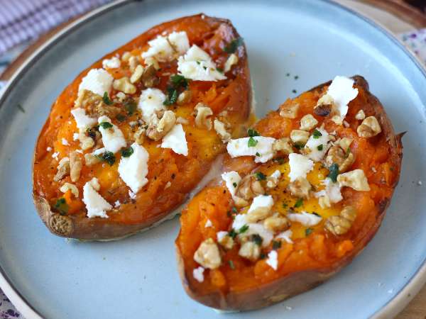 Boniato asado con huevo, queso feta, miel y nueces - Preparación paso 5