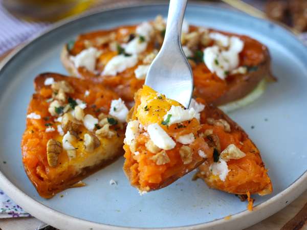 Boniato asado con huevo, queso feta, miel y nueces - Preparación paso 6