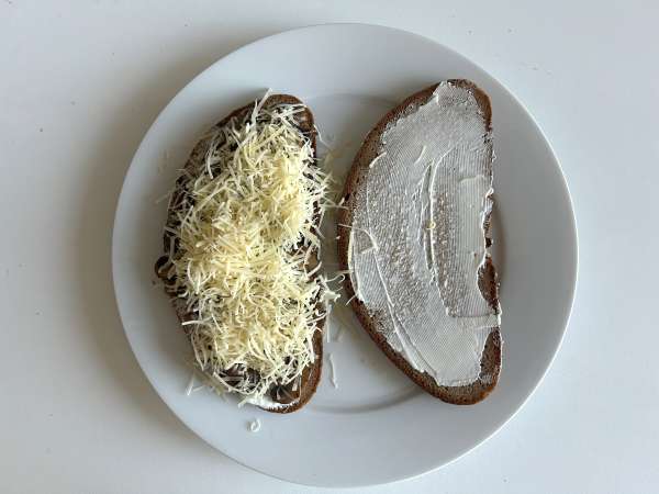 Sándwich crujiente de champiñones y queso fundido - Preparación paso 8