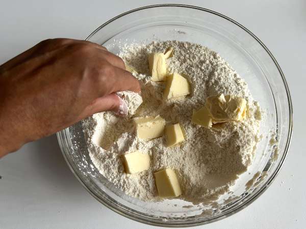Szarlotka: tarta polaca de manzana con cobertura crujiente - Preparación paso 2