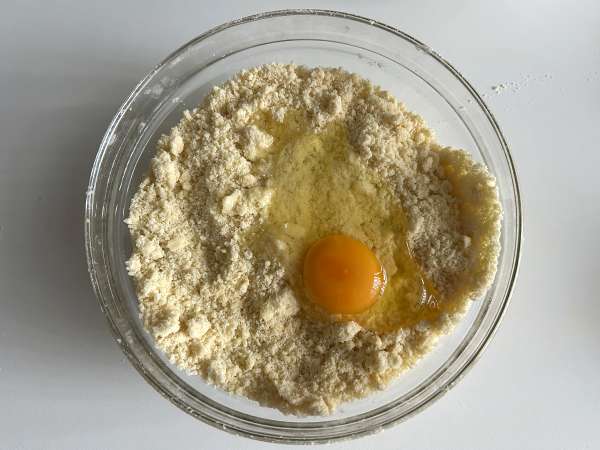 Szarlotka: tarta polaca de manzana con cobertura crujiente - Preparación paso 3