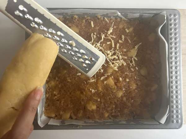 Szarlotka: tarta polaca de manzana con cobertura crujiente - Preparación paso 11