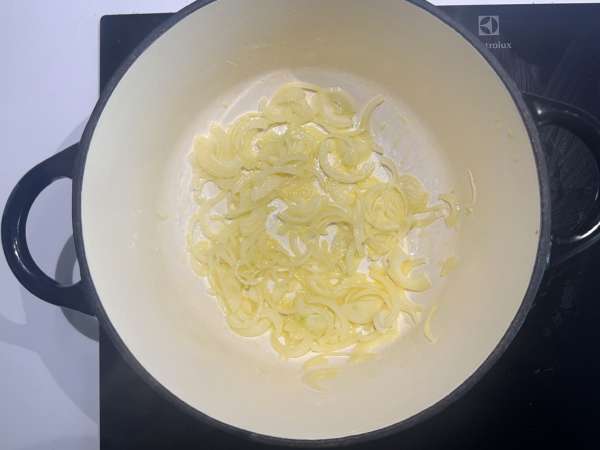 Sopa húngara de champiñones (gombaleves): receta fácil y cremosa - Preparación paso 2