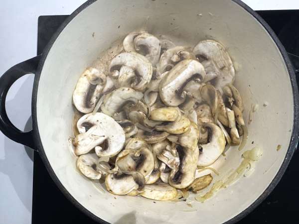 Sopa húngara de champiñones (gombaleves): receta fácil y cremosa - Preparación paso 3
