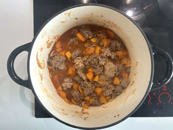 Guiso de calabaza y carne picada en una sola cazuela: cremoso y especiado - Preparación paso 4