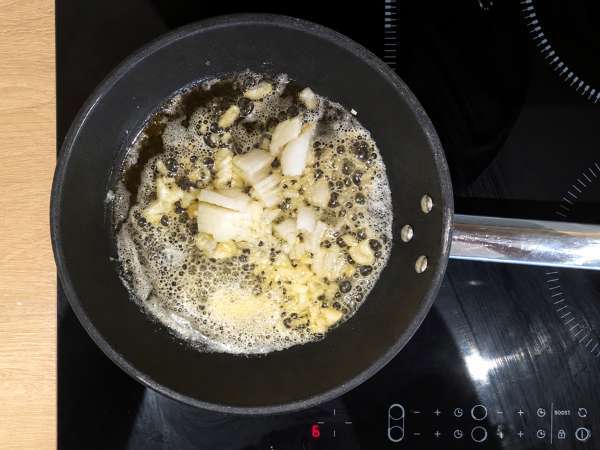 Pasta con setas shimeji y champiñones en salsa cremosa - Preparación paso 2