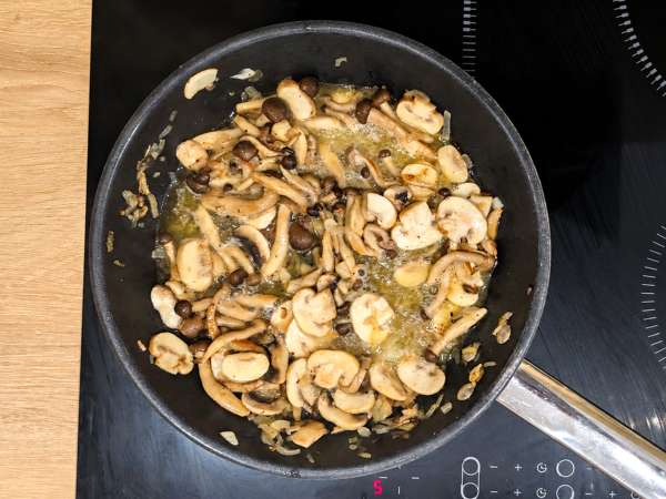 Pasta con setas shimeji y champiñones en salsa cremosa - Preparación paso 5