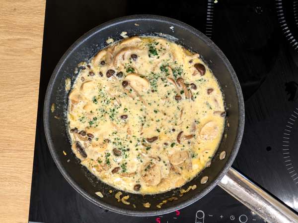 Pasta con setas shimeji y champiñones en salsa cremosa - Preparación paso 6