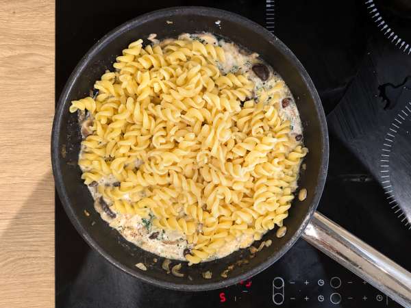 Pasta con setas shimeji y champiñones en salsa cremosa - Preparación paso 7