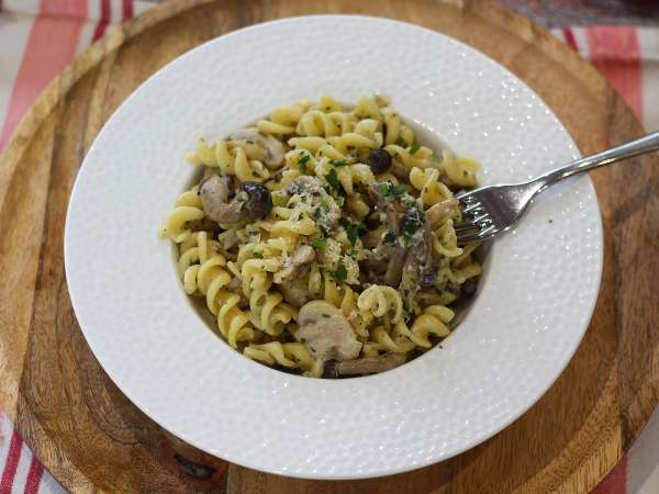Pasta con setas shimeji y champiñones en salsa cremosa - Preparación paso 8