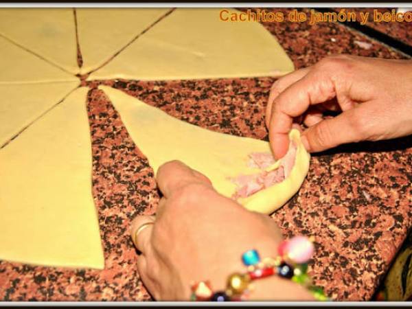 Cachitos venezolanos de jamón y beicon. - Preparación paso 5