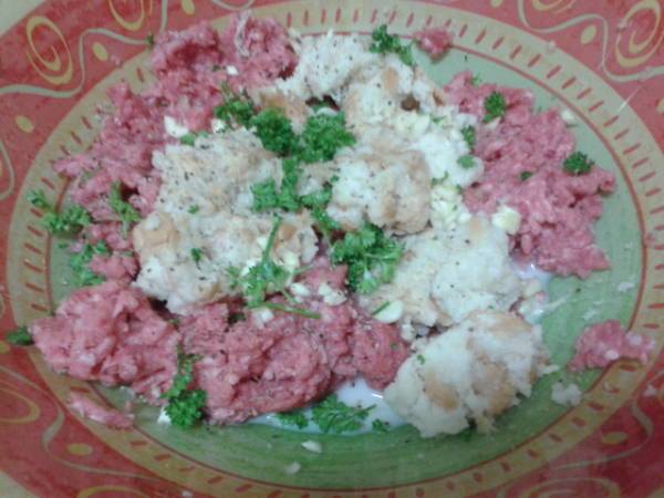 Albóndigas de carne con salsa de tomate y queso (sin huevos) - Preparación paso 1