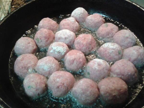 Albóndigas de carne con salsa de tomate y queso (sin huevos) - Preparación paso 2