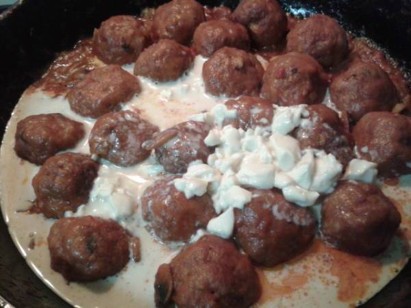 Albóndigas de carne con salsa de tomate y queso (sin huevos) - Preparación paso 6