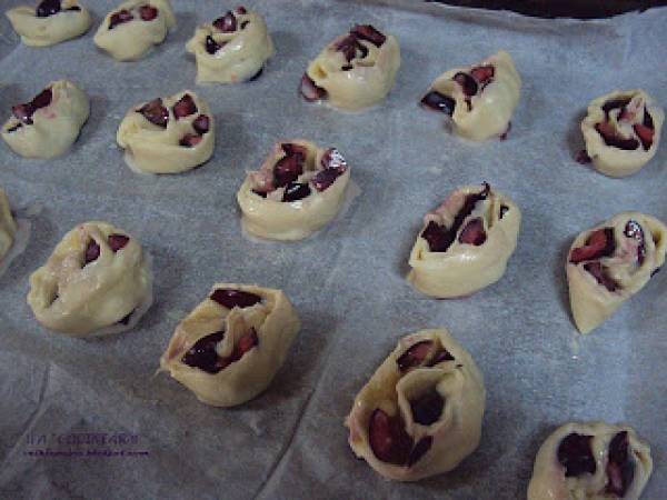Espirales de hojaldre con cerezas y leche condensada - Preparación paso 3