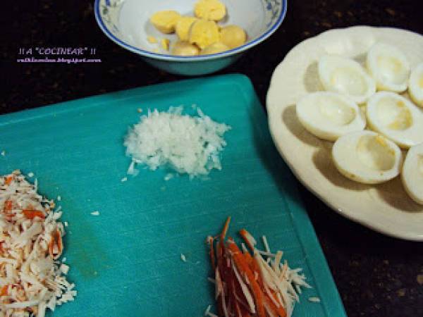 Huevos rellenos de surimi con salsa rosa - Preparación paso 2