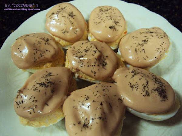 Huevos rellenos de surimi con salsa rosa - Preparación paso 5