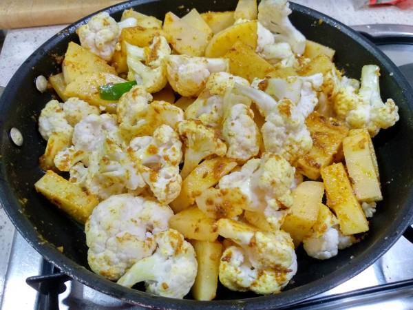 ALOO GOBI (CURRY DE PATATAS Y COLIFLOR) - Preparación paso 13