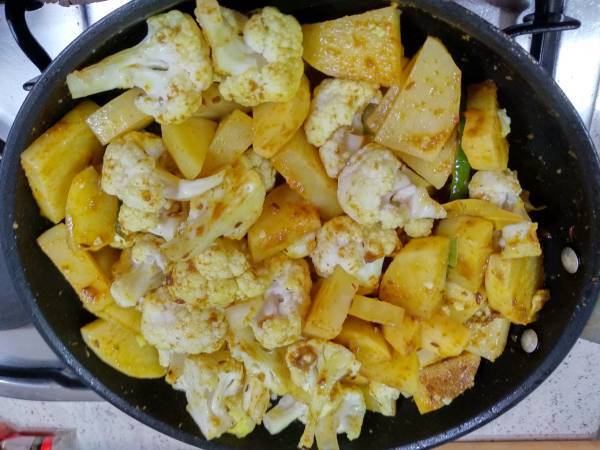 ALOO GOBI (CURRY DE PATATAS Y COLIFLOR) - Preparación paso 14