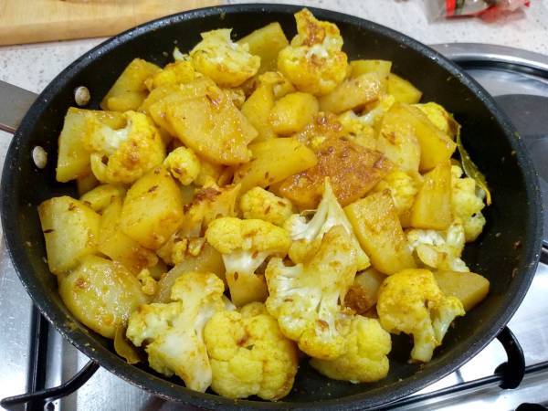 ALOO GOBI (CURRY DE PATATAS Y COLIFLOR) - Preparación paso 15