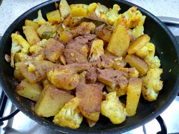 ALOO GOBI (CURRY DE PATATAS Y COLIFLOR) - Preparación paso 16