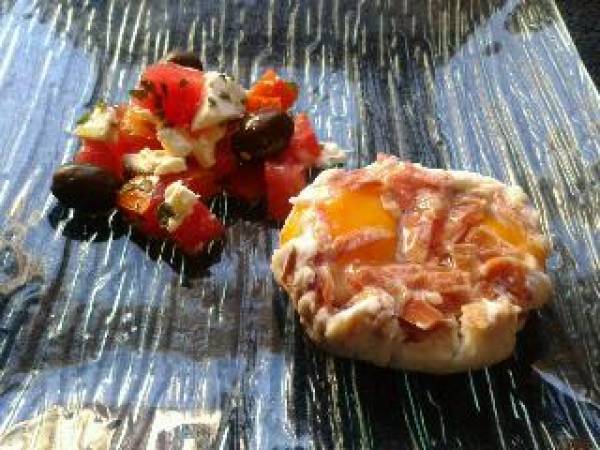 Huevos film de jamón serrano con ensalada de tomate y feta - Preparación paso 1