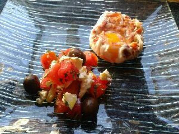 Huevos film de jamón serrano con ensalada de tomate y feta - Preparación paso 2