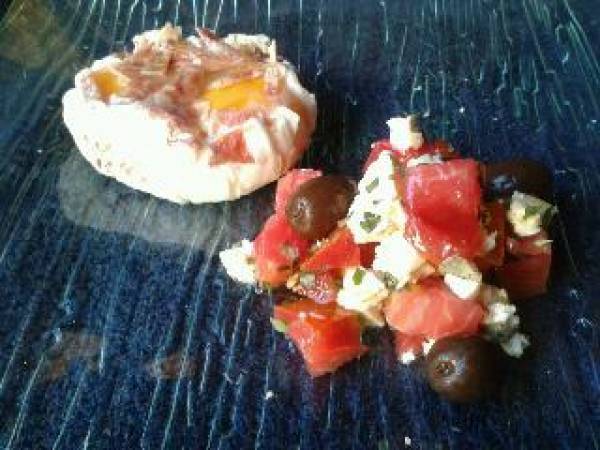 Huevos film de jamón serrano con ensalada de tomate y feta - Preparación paso 4