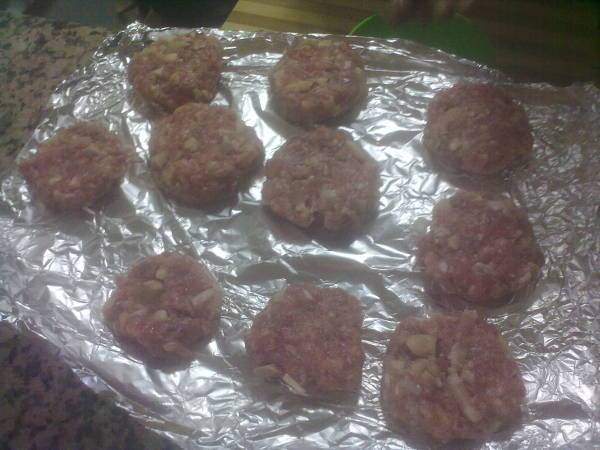 Champiñones rellenos con mini-hamburguesas - Preparación paso 2