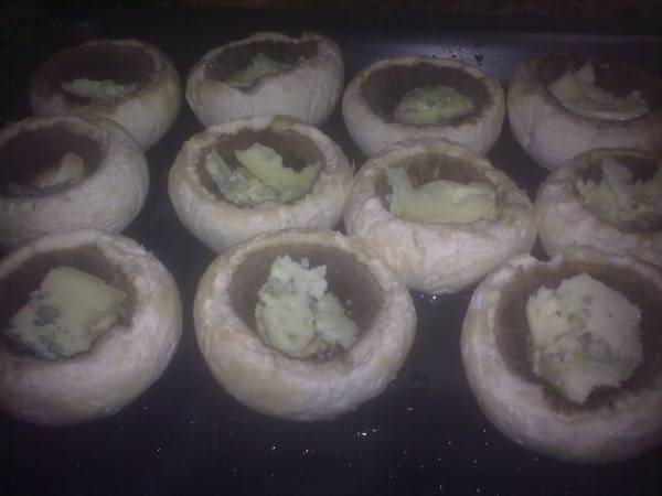 Champiñones rellenos con mini-hamburguesas - Preparación paso 4