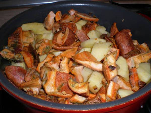 Patatas con níscalos, una receta tradicional y muy sencilla - Preparación paso 2