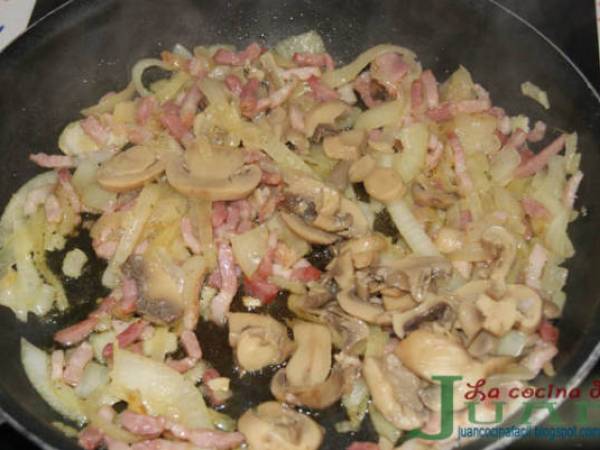 PASTEL DE PATATAS, BEICON, CHAMPIÑONES Y ROQUEFORT - Preparación paso 2