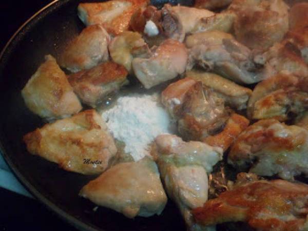 Pollo al ajillo con patatas - Preparación paso 3