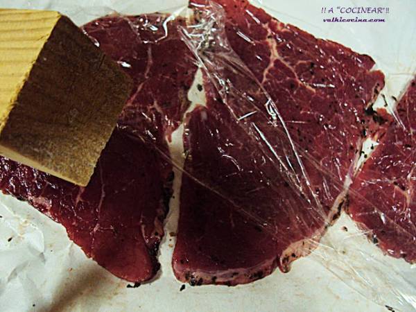 Escalope o filete de ternera empanado con queso y orégano - Preparación paso 1