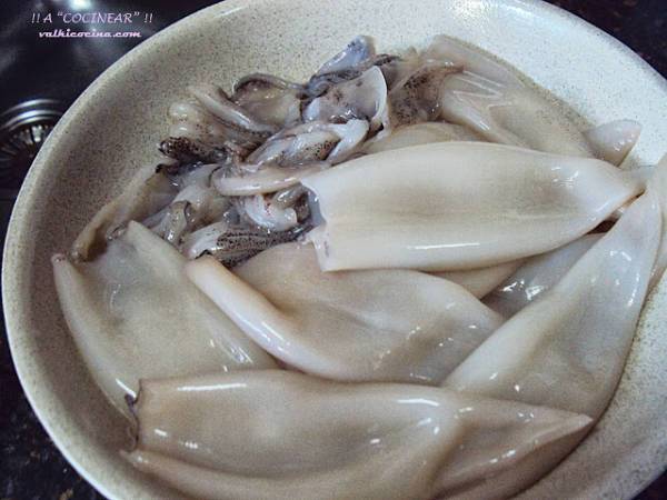 Chipirones en su tinta rellenos de jamón - Preparación paso 1