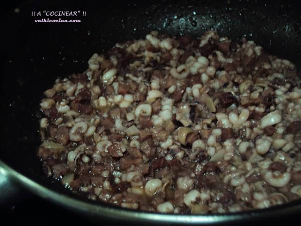 Chipirones en su tinta rellenos de jamón - Preparación paso 2