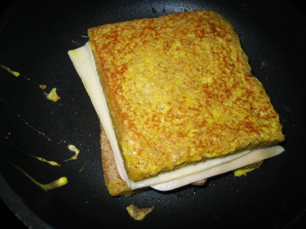 Sandwich mixto rebozado relleno de champiñones - Preparación paso 3