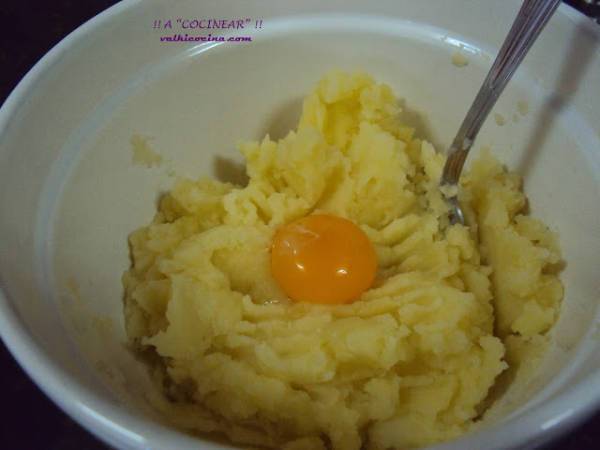 Bombas de patata rellenas de ternera y parmesano - Preparación paso 1