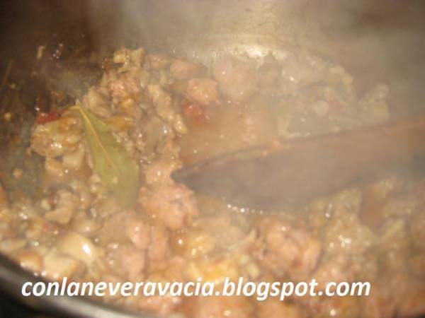 ARROZ A LA CAZUELA CON POLLO Y LONGANIZA. - Preparación paso 2