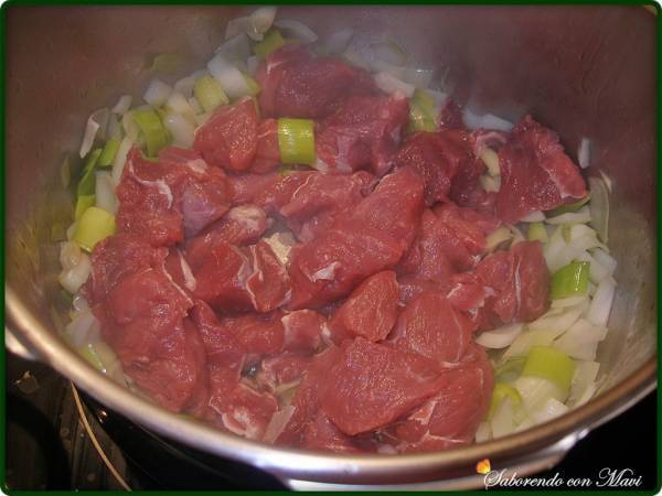 Ternera en salsa de chocolate y galletas - Preparación paso 1