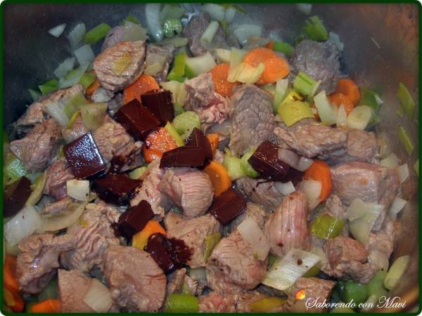 Ternera en salsa de chocolate y galletas - Preparación paso 2
