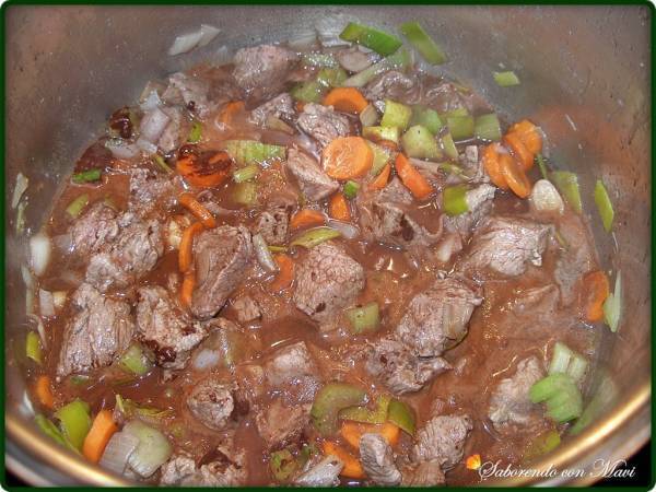 Ternera en salsa de chocolate y galletas - Preparación paso 3