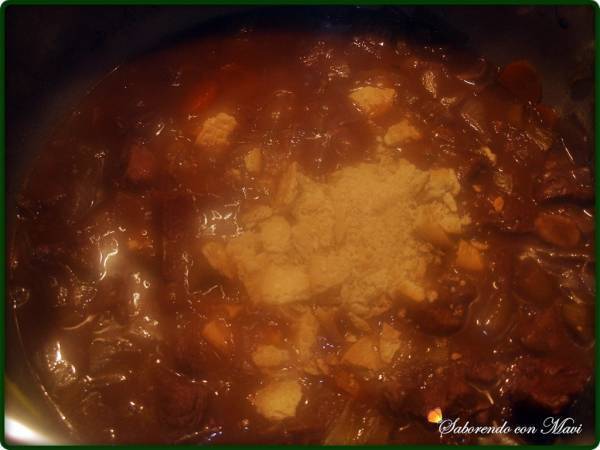 Ternera en salsa de chocolate y galletas - Preparación paso 4