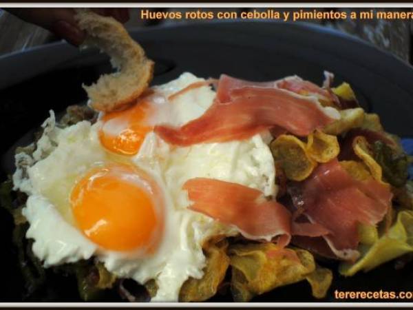 Exquisitos huevos rotos con cebolla y pimientos, a mi manera... - Preparación paso 1