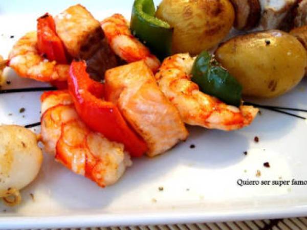 Brocheta de pescado azul y marisco con tres salsas - Preparación paso 1