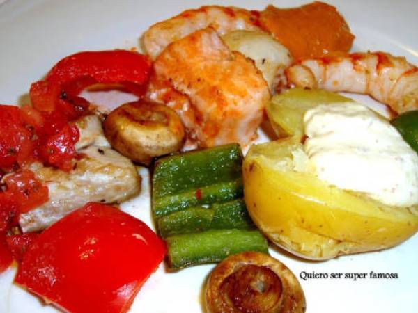 Brocheta de pescado azul y marisco con tres salsas - Preparación paso 2